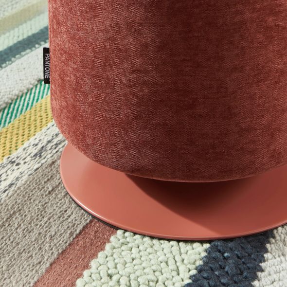 Pouf PANTONE tissu chenille terracotta et pied métal pivotant