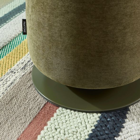 Pouf PANTONE tissu chenille vert olive et pied métal pivotant