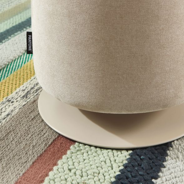 Pouf PANTONE tissu chenille taupe et pied métal pivotant