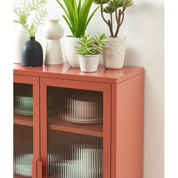 Buffet PANTONE terracotta portes en verre cannelé